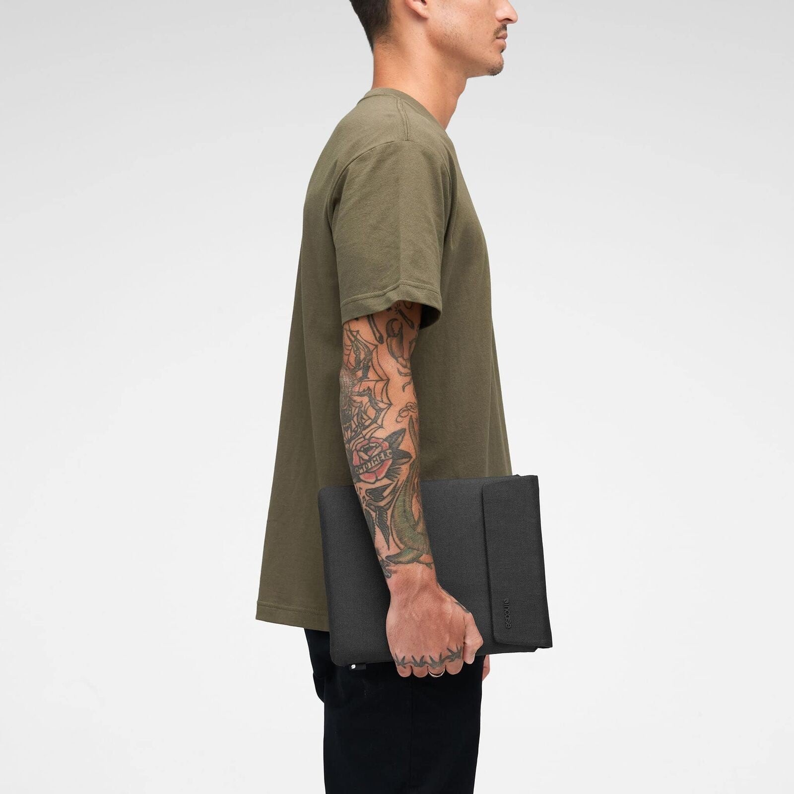 INCASE CROSSTOWN SLEEVE FOR 11-INCH TABLET INCASE CROSSTOWN SLEEVE FOR 11-INCH TABLET